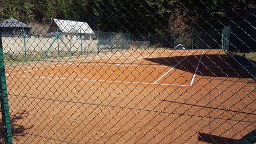 Výstavba tenisového kurtu