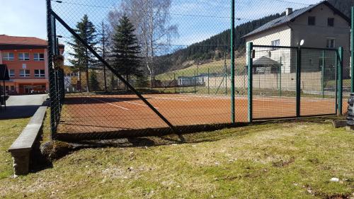 Výstavba tenisového kurtu